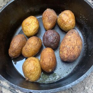 Delicious potatoes out of the dutch oven, 60 min later!